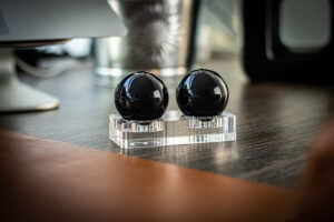 schwarz_r_acryl_weit