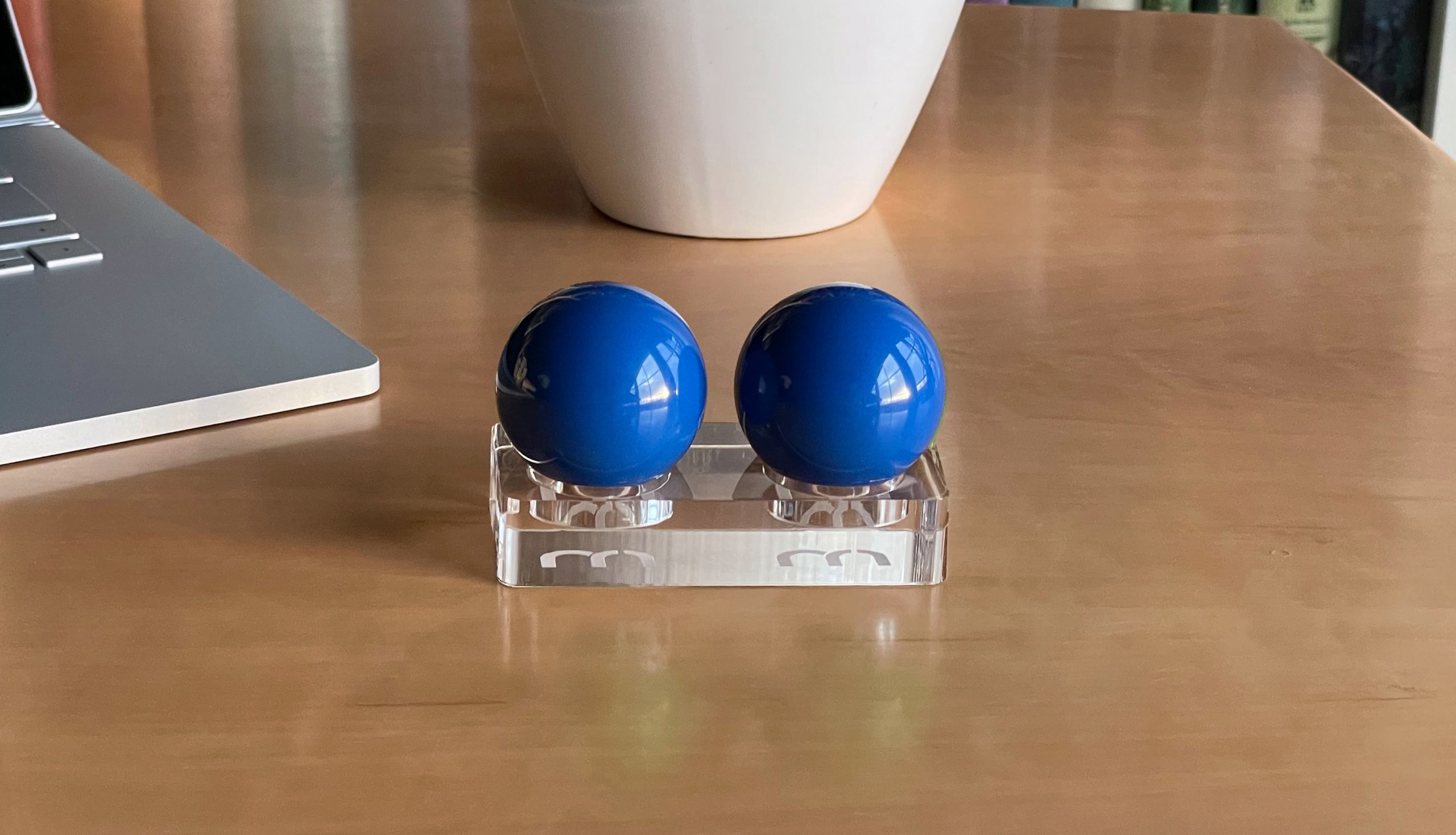 1blau_acryl_schreibtisch