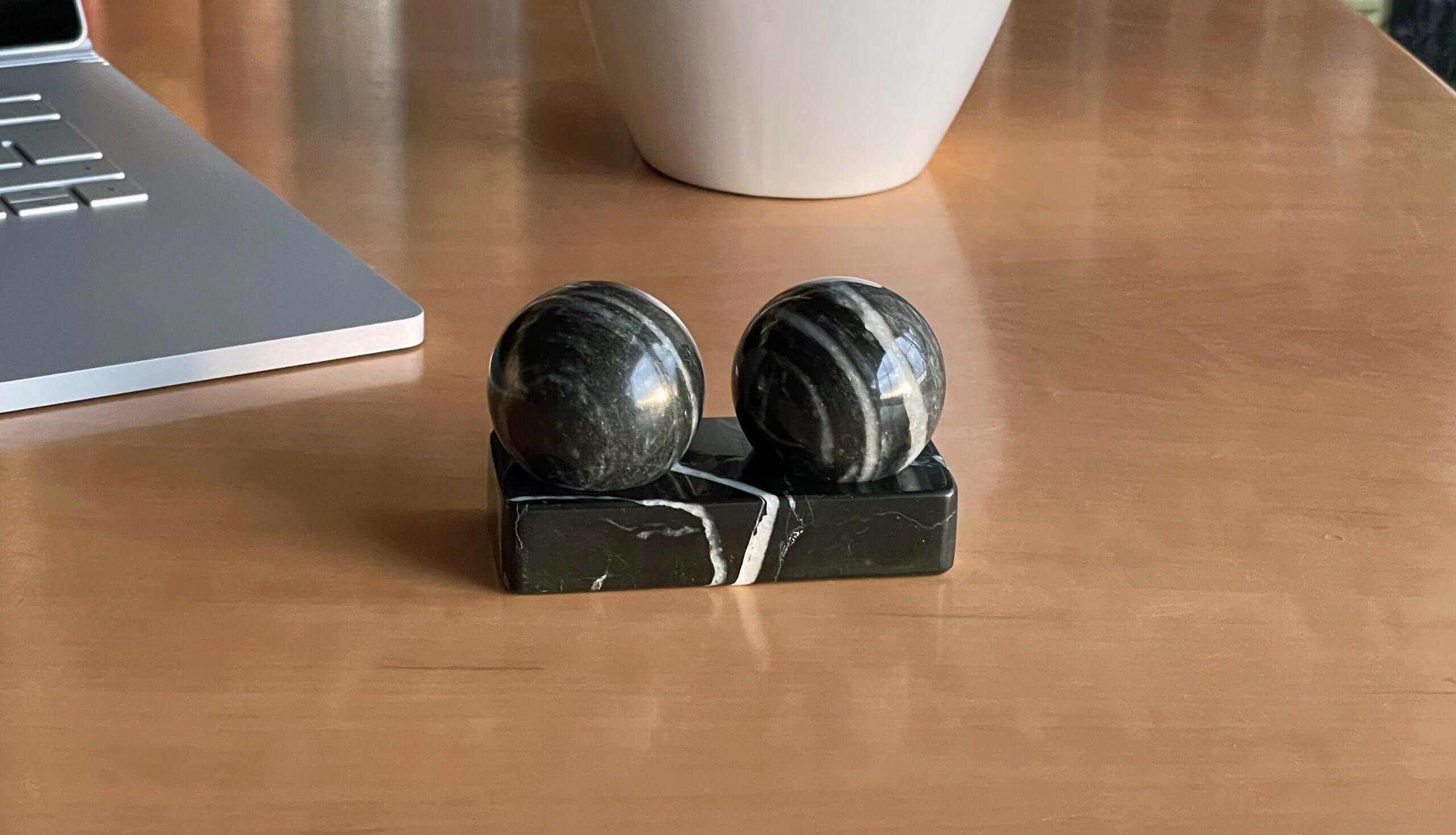 2Grau_Schwarz_Schreibtisch