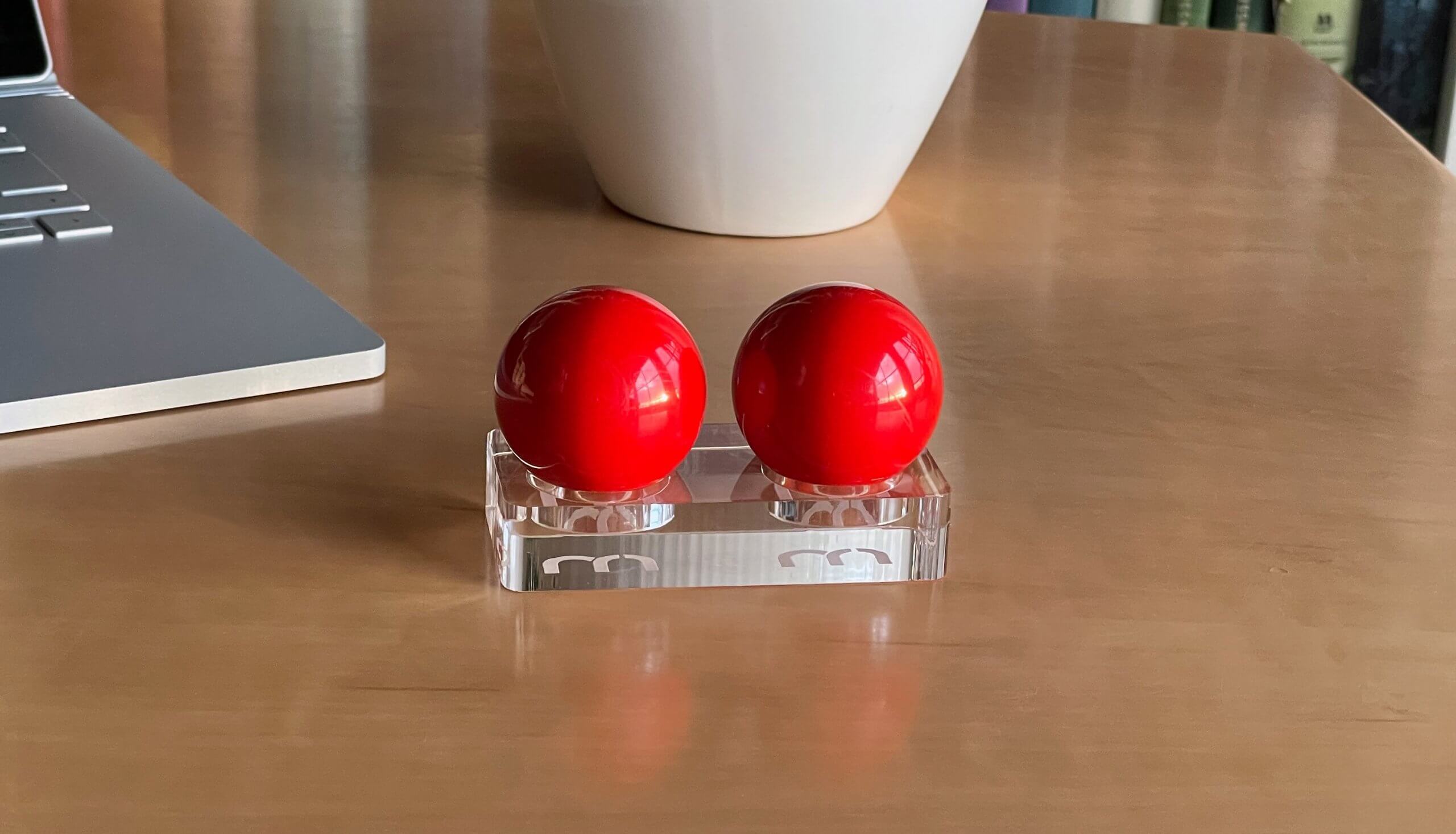 4Rot_Acryl_Schreibtisch