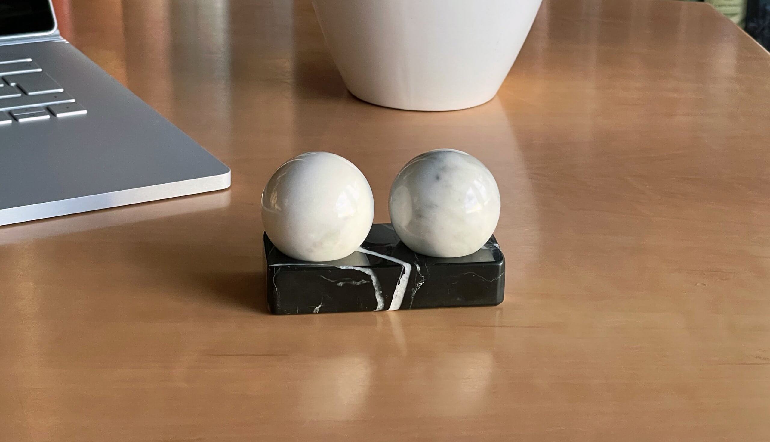 5Weiß_Schwarz_Schreibtisch